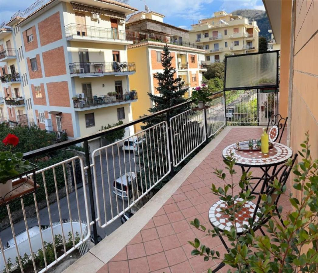 A Casa E' Mamma Apartment Соренто Екстериор снимка